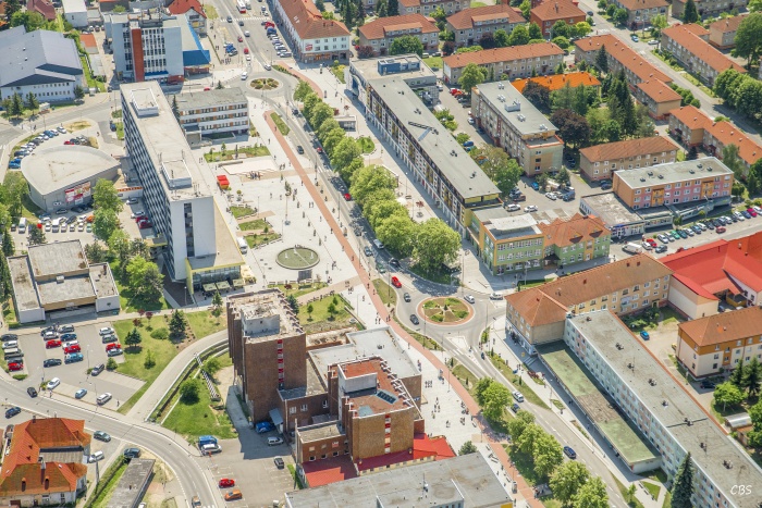 Centrum a obytné časti Vranova nad Topľou z výšky